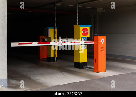 Weiße und Rote Tor arm an modernen Parkplatz Stockfoto