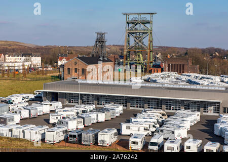 Die ehemalige hard Coal Mine Gneisenau in Dortmund Derne, auf der linken die Tomson-Bock Förderturm und auf der rechten die Doppelbock Förderturm über s Stockfoto
