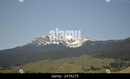 Später Frühling in Montana: In Richtung Süden auf elektrische Peak im Gallatin Range Stockfoto