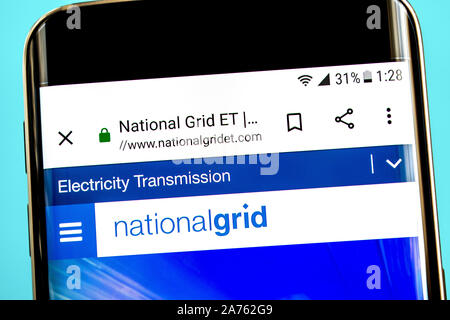 Berdyansk, Ukraine - August 1, 2019: Illustrative Editorial, National Grid Homepage. National Grid Logo sichtbar auf dem Bildschirm des Telefons. Stockfoto