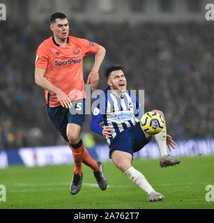 Aaron Connolly von Brighton (rechts) wird von Michael Keane von Everton verschmutzt ihre Strafe durch eine VAR Entscheidung während der Premier League Match zwischen Brighton und Hove Albion und Everton an der Amex Stadion - 26. Oktober 2019 nur die redaktionelle Nutzung zu gewinnen. Kein Merchandising. Für Fußball Bilder FA und Premier League Einschränkungen Inc. kein Internet/Mobile Nutzung ohne fapl Lizenz - für Details Kontakt Fußball: Credit Simon Dack Dataco Stockfoto