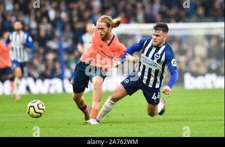 Aaron Connolly von Brighton (rechts) kämpft mit Evertons Tom Davies um den Ball während des Premier League-Spiels zwischen Brighton und Hove Albion und Everton im Amex-Stadion – 26. Oktober 2019 – nur zur Verwendung von Photo Simon Dack/Tele Images Editorial. Kein Merchandising. Für Fußballbilder gelten Einschränkungen für FA und Premier League. Keine Nutzung von Internet/Mobilgeräten ohne FAPL-Lizenz. Weitere Informationen erhalten Sie von Football Dataco Stockfoto