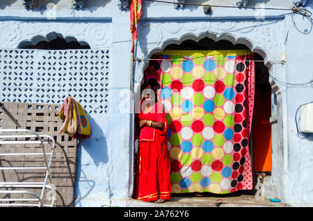 Jodhpur, Indien - 28 Februar, 2018: Nicht identifizierte Frau vor ihrem Haus in blaue Stadt Jodhpur. Stockfoto