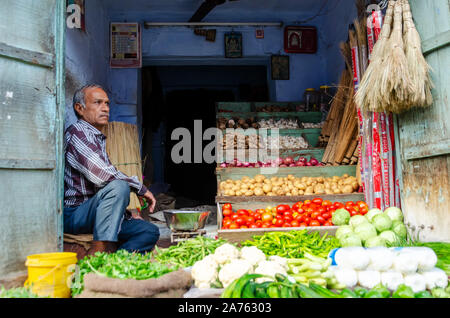 Jodhpur, Indien - 28. Februar, 2018: Ein indischer Hersteller warten auf Kunden an seinem Gemüse lagern. Stockfoto