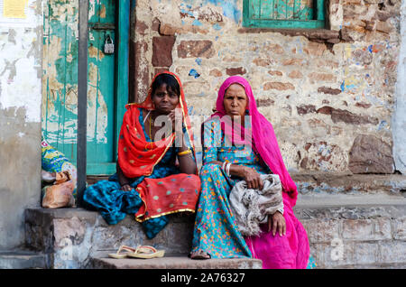 Jodhpur, Indien - 28 Februar, 2018: Zwei nicht identifizierte indische Frau außerhalb des Hauses sitzen. Stockfoto