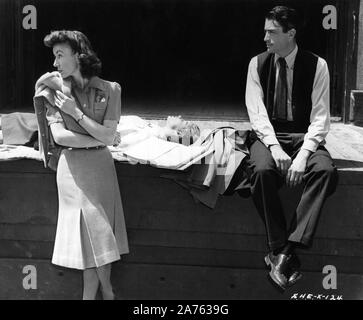 Dialog Regisseurin RUTH CARMICHAEL einen schlafenden Ingrid Bergman und Gregory Peck auf offener außerhalb der Bühne während der Pause in SPELLBOUND 1945 Regisseur Alfred Hitchcock Drehbuch Ben Hecht Selznick International Pictures/Vanguard Films/United Artists Film Stockfoto