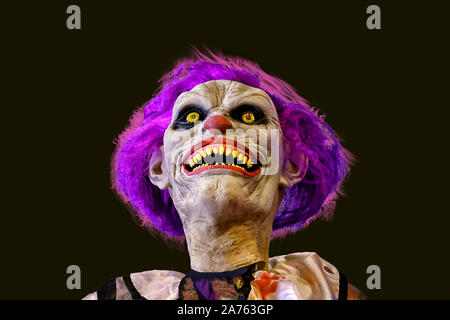 Der Kopf einer Halloween Monster Clown auf einem schwarzen Hintergrund isoliert Stockfoto