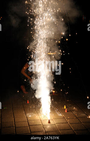 Mumbai, Maharashtra, Indien, Südostasien - Okt. 26; 2011: Festival Diwali Deepawali entzündet Blumentopf Cracker Anzeige Feuerwerk Bombay Stockfoto