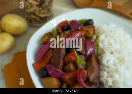 Vector Illustration eines Rühren braten mit Gemüse, Wurst und Reis Stockfoto