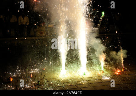 Mumbai, Maharashtra, Indien, Südostasien - Okt. 26; 2011: Festival Diwali Deepawali entzündet Blumentopf Cracker Anzeige Feuerwerk Bombay Stockfoto