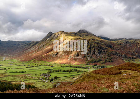 Sonnenlicht fangen die Oberseite des Langdale Pikes Stockfoto