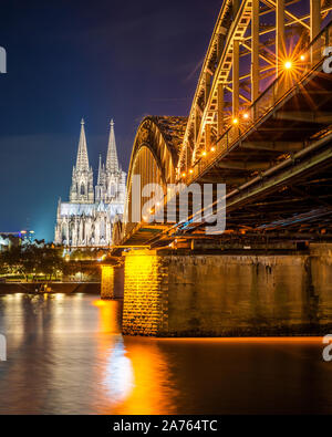 Köln Kölner Dom mit Hohenzollernbrücke und Rhein bei Nacht Stockfoto