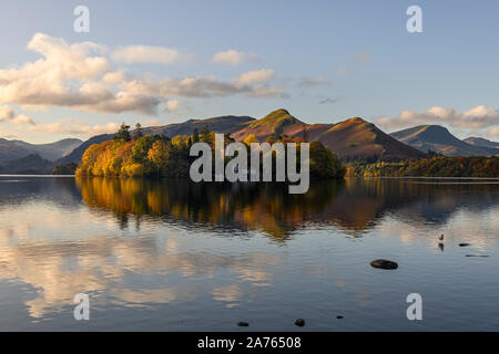 Am frühen Morgen herbstliche Sonne fangen Derwent Isle und Katze Glocken Stockfoto