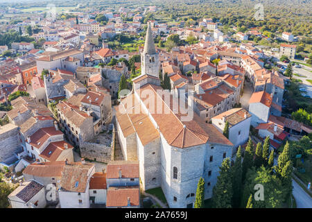 Eine Luftaufnahme von Ballen - Valle, Istrien, Kroatien, Kirche der Heimsuchung Mariens zu St. Elisabeth im Vordergrund Stockfoto