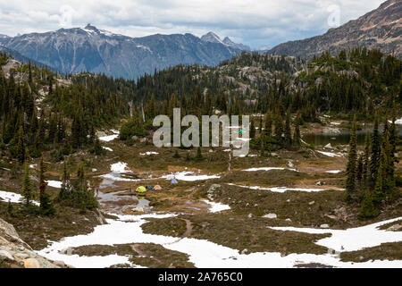 Malerische Aussicht auf die Berge und einem alpinen Campingplatz an einem Sommertag in der Coast Mountains in British Columbia. Stockfoto