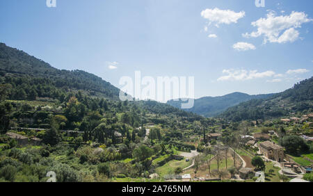 Eine schöne grünliche Berge Blick aus eine schöne Sicht auf das Dorf Valldemossa in Palma de Mallorca, Spanien. Stockfoto