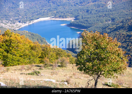 Ansicht der montagna Spaccata See im Nationalpark Abruzzen, Italien Stockfoto