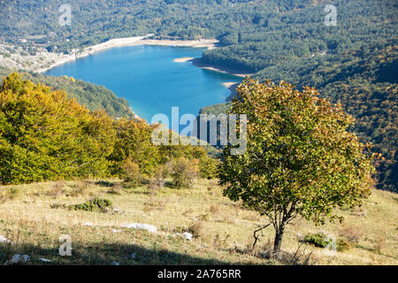 Ansicht der montagna Spaccata See im Nationalpark Abruzzen, Italien Stockfoto