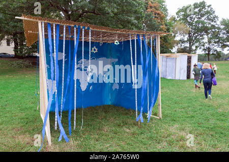 Sukka, oder Sukkot, temporäre Hütte, auf der Anzeige für die jüdischen Feiertags von Sukkot. Stockfoto