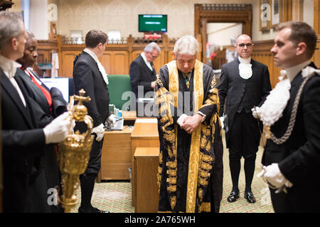 Auf 0001 Donnerstag, 31. Oktober zuvor noch nicht emittierte Foto vom 14/10/19 Der Sprecher des Unterhauses, John Bercow vorbereiten für das Queen's Rede vor der Verarbeitung durch den Palast von Westminster, das House of Lords ein Embargo verhängt. Der Sprecher hat zehn Jahre gedient und beabsichtigt, sich vor den nächsten Wahlen zu kandidieren. Stockfoto