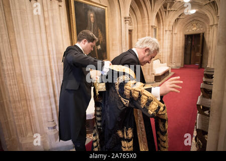 Auf 0001 Donnerstag, 31. Oktober zuvor noch nicht emittierte Foto vom 14/10/19 Der Sprecher des Unterhauses, John Bercow vorbereiten für das Queen's Rede vor der Verarbeitung durch den Palast von Westminster, das House of Lords ein Embargo verhängt. Der Sprecher hat zehn Jahre gedient und beabsichtigt, sich vor den nächsten Wahlen zu kandidieren. Stockfoto