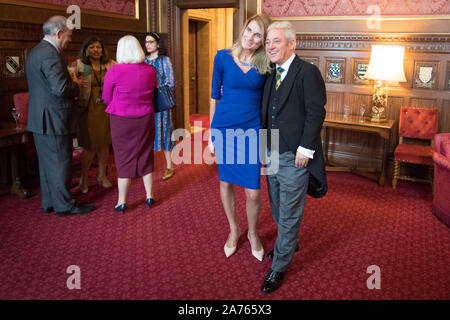 Auf 0001 Donnerstag, 31. Oktober zuvor noch nicht emittierte Foto vom 14/10/19 Der Sprecher des Unterhauses, John Bercow chatten mit seiner Frau Sally zu einem Apéro im Haus des Redner nach dem in diesem Jahr der Queen's Speech hosted ein Embargo verhängt. Der Sprecher hat zehn Jahre gedient und beabsichtigt, sich vor den nächsten Wahlen zu kandidieren. Stockfoto