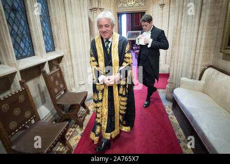 Auf 0001 Donnerstag, 31. Oktober zuvor noch nicht emittierte Foto vom 14/10/19 Der Sprecher des Unterhauses, John Bercow vorbereiten für das Queen's Rede vor der Verarbeitung durch den Palast von Westminster, das House of Lords ein Embargo verhängt. Der Sprecher hat zehn Jahre gedient und beabsichtigt, sich vor den nächsten Wahlen zu kandidieren. Stockfoto