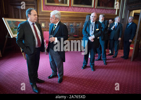 Embargo auf 0001 Donnerstag, 31. Oktober zuvor noch nicht emittierte Foto vom 14/10/19 Der Sprecher des Unterhauses, John Bercow chatten mit der stellvertretende Vorsitzende der DUP Nigel Dodds bei einem Getränke Empfang im Haus des Redner nach dem in diesem Jahr der Queen's Speech. Der Sprecher hat zehn Jahre gedient und beabsichtigt, sich vor den nächsten Wahlen zu kandidieren. Stockfoto