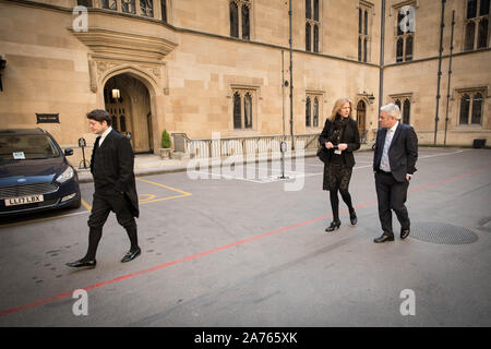 Auf 0001 Donnerstag, 31. Oktober zuvor noch nicht emittierte Foto vom 01/02/19 Der Sprecher des Unterhauses, John Bercow wandern durch den Palast von Westminster mit seinen Mitarbeitern ein Embargo verhängt. Der Sprecher hat zehn Jahre gedient und beabsichtigt, sich vor den nächsten Wahlen zu kandidieren. Stockfoto