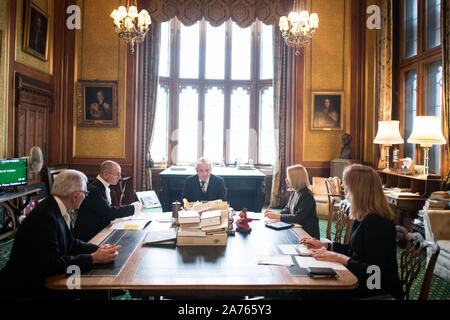 Auf 0001 Donnerstag, 31. Oktober zuvor noch nicht emittierte Foto vom 14/10/19 Der Sprecher des Unterhauses, John Bercow Holding eine tägliche Begegnung mit Mitarbeitern auf das House of Commons business für den Tag vor der Teilnahme an der Queen's Speech diskutieren ein Embargo verhängt. Der Sprecher hat zehn Jahre gedient und beabsichtigt, sich vor den nächsten Wahlen zu kandidieren. Stockfoto