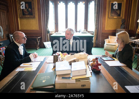 Auf 0001 Donnerstag, 31. Oktober zuvor noch nicht emittierte Foto vom 14/10/19 Der Sprecher des Unterhauses, John Bercow Holding eine tägliche Begegnung mit Mitarbeitern auf das House of Commons business für den Tag vor der Teilnahme an der Queen's Speech diskutieren ein Embargo verhängt. Der Sprecher hat zehn Jahre gedient und beabsichtigt, sich vor den nächsten Wahlen zu kandidieren. Stockfoto