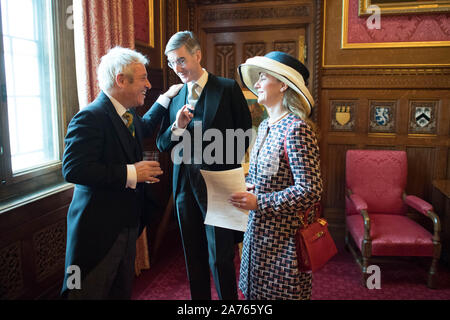 Embargo auf 0001 Donnerstag, 31. Oktober zuvor noch nicht emittierte Foto vom 14/10/19 Der Sprecher des Unterhauses, John Bercow chatten mit Führer des Unterhauses, Jacob Rees-Mogg bei einem Getränke Empfang im Haus des Redner nach dem in diesem Jahr der Queen's Speech. Der Sprecher hat zehn Jahre gedient und beabsichtigt, sich vor den nächsten Wahlen zu kandidieren. Stockfoto