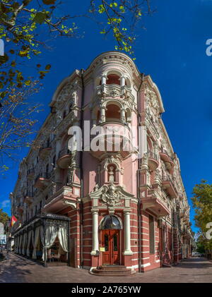 Odessa, Ukraine - 10.14.2019. Bristol Hotel im historischen Zentrum der Stadt Odessa. Kürzlich eröffnetes Luxushotel in einem historischen Gebäude in Puschkin Stockfoto
