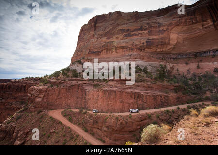 Zwei Fahrzeuge fahren Shafer Trail, ein 4x4 Rad Straße, Canyonlands NP Stockfoto