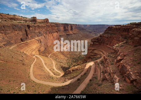 Der shafer Trail, ein 4x4 Allradantrieb Straße im Canyonlands National Park, im Herzen eines hohen Wüste das Colorado Plateau genannt. Stockfoto