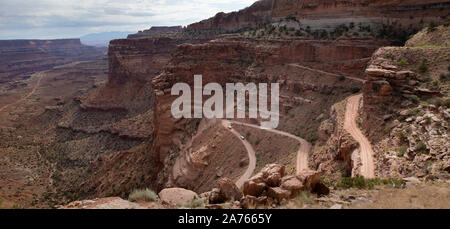 Der shafer Trail, ein 4x4 Allradantrieb Straße im Canyonlands National Park, im Herzen eines hohen Wüste das Colorado Plateau genannt. Stockfoto