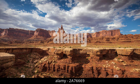 Der shafer Trail, ein 4x4 Allradantrieb Straße im Canyonlands National Park, im Herzen eines hohen Wüste das Colorado Plateau genannt. Stockfoto