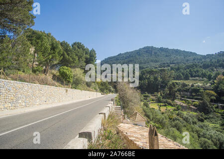 Eine schöne grünliche Berge Blick aus eine schöne Sicht auf das Dorf Valldemossa in Palma de Mallorca, Spanien. Stockfoto