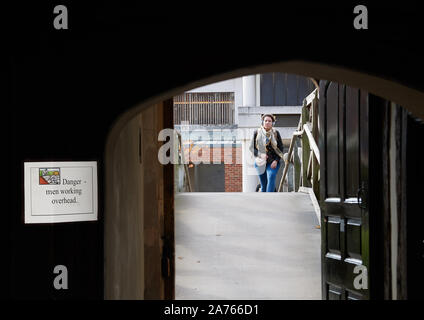 Hinweis Neben der Holzbrücke (Mathematische Brücke) über den Fluss Cam am Queens' College, Universität Cambridge, England. Stockfoto