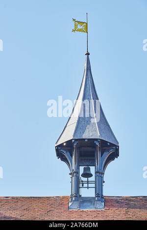 Glockenturm auf einem Dach im Alten Hof am Queens' College, Universität Cambridge, England. Stockfoto