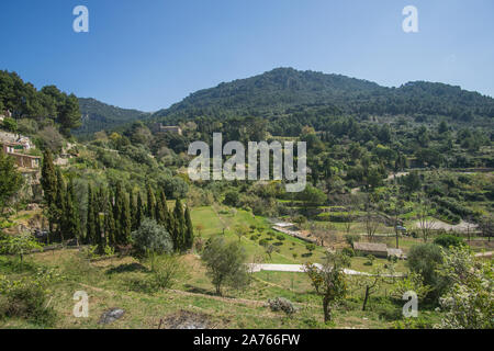 Eine schöne grünliche Berge Blick aus eine schöne Sicht auf das Dorf Valldemossa in Palma de Mallorca, Spanien. Stockfoto