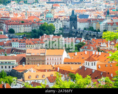 Prag, Blick auf die Moldau und die Karlsbrücke vom Aussichtsturm Petrín (Petrínská Rozhledna) Stockfoto