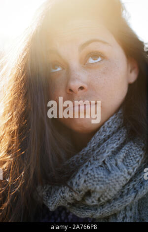 Junge erwachsene Frau Spaß im Freien Stockfoto