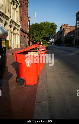 Orange kommerzielle Recycling bins auf dem Bürgersteig am frühen Morgen in der Innenstadt Main St links Louisville Kentucky USA Stockfoto