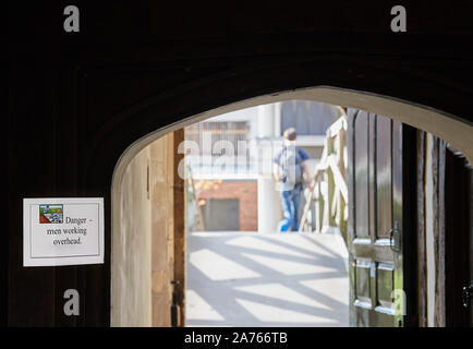 Hinweis Neben der Holzbrücke (Mathematische Brücke) über den Fluss Cam am Queens' College, Universität Cambridge, England. Stockfoto