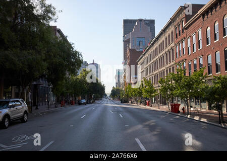 Auf der Suche nach West Main Street von der historischen Bezirk am frühen Morgen Downtown Louisville Kentucky USA Stockfoto