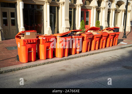 Orange kommerzielle Recycling bins auf dem Bürgersteig am frühen Morgen in der Innenstadt Main St links Louisville Kentucky USA Stockfoto