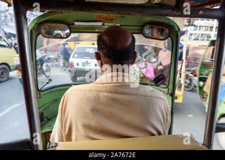 LAHORE, Pakistan - Sep 22, 2016: Auto Rikscha Fahrer fahren Rikscha in Lahore Verkehr. Stockfoto