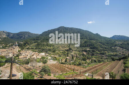 Eine schöne grünliche Berge Blick aus eine schöne Sicht auf das Dorf Valldemossa in Palma de Mallorca, Spanien. Stockfoto