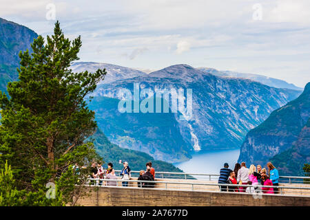 Stegastein Aussichtsplattform, 650 Meter über dem bei Touristen enjoyinview Aurlandsfjord, Norwegen Stockfoto